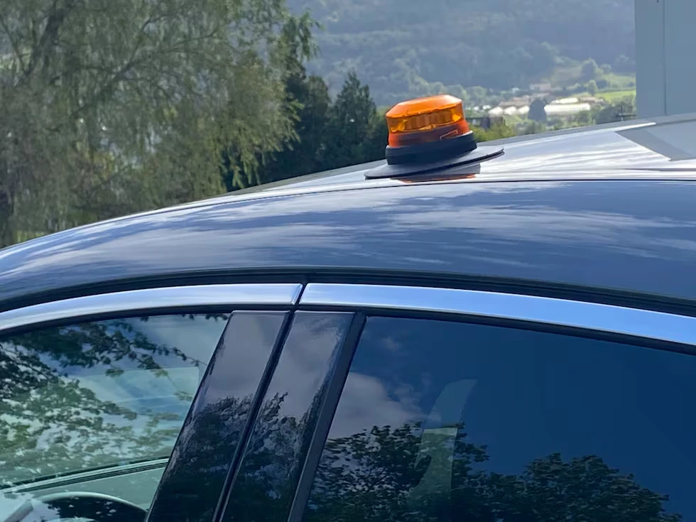 Baliza SOSTRAFFIC V16 con ventosa en el techo de un coche